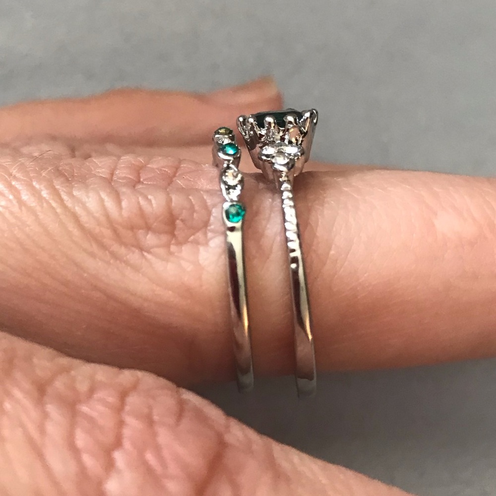 2 Silver Rings Women’s 7.25 Faux Emerald Green Rhinestone Cocktail Jewelry - Picture 10 of 12